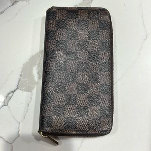 LOUIS VUITTON
Damier Ebene Zippy Wallet
